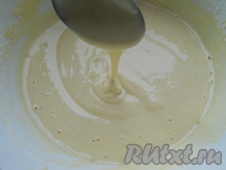 Продолжая взбивать, добавлять понемногу просеянную муку. Тесто должно получиться консистенции жидкой сметаны.