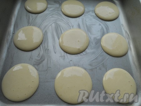 Духовку разогреть до 170-180 градусов вместе с противнем. Горячий противень или форму смазать сливочным маслом (можно маргарином). Чайной ложкой (быстро) выкладывать тесто в виде лепешек на расстоянии 3-4 см друг от друга.