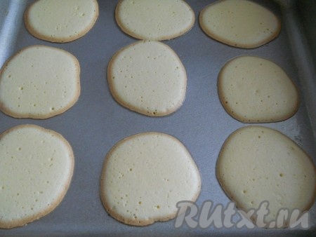 Поместить в горячую духовку. Выпекать 3-4 минуты (как только края чуть подрумянились - готово, главное - не передержать, иначе лепешки станут хрупкими и не свернутся).