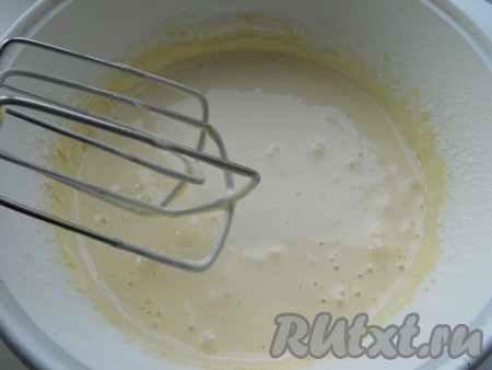 Яйца с сахаром взбить миксером до образования пышной светлой массы.