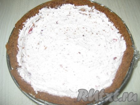 Полученный крем выкладываем в приготовленную нами чашу с коржами.
