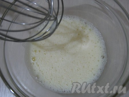 Яйца &nbsp;хорошо взбиваем.

