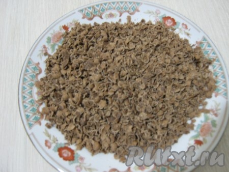 Шоколад натереть на крупной тёрке или порубить (если вы хотите покрупнее).
