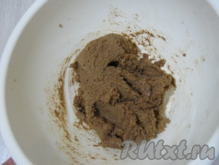 Добавляем масло и сахар, перемешиваем.
