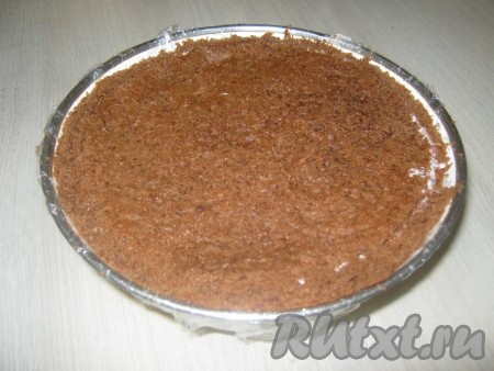 Сверху накрываем круглым коржом, вырезанным в начале.
