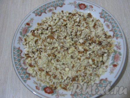 Займёмся приготовлением крема. Вишню разморозить и слить лишнюю жидкость. Орехи измельчить.&nbsp;
