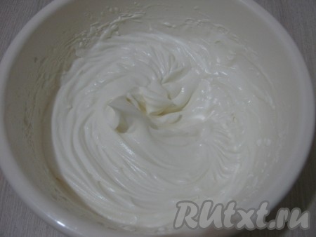 Сливки достать из холодильника и взбить с сахарной пудрой. Взбивать нужно до тех пор, пока на креме Вы не увидите следы от венчика, которые не будут оседать, а поднятая вверх ''пика'' из крема не опадёт (если Вы первый раз взбиваете сливки, то я Вам советую перед взбиванием венчики от миксера и чашку, в которой Вы будете взбивать, положить в морозилку. Так крем лучше получится).
