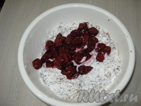 Добавить вишню, перемешать.
