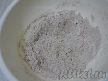 Перед началом работы не забудьте разморозить вишню (если она у вас замороженная). А сливки, наоборот, нужно держать в холодильнике до начала взбивания. Начинаем готовить тесто. Смешиваем муку, какао и разрыхлитель.
