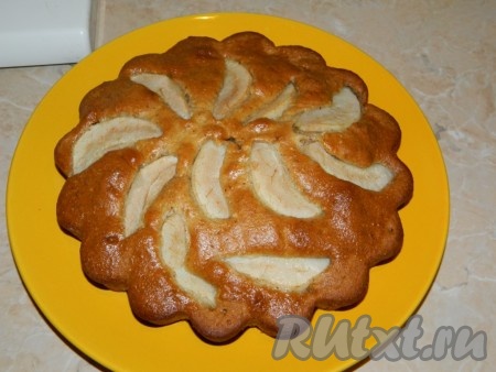 Наш пирог готов. Немного остудить, вынуть из формы и подавать к столу.