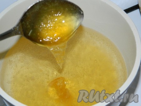 Сахар, растительное масло и воду налить в кастрюльку, поставить на средний огонь и нагреть. Добавить мёд и варить, помешивая, до растворения сахара. Затем снять с огня и немного остудить.