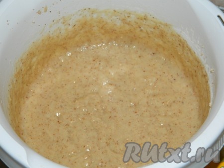 Добавить в массу муку. Хорошо перемешать и вбить сырое яйцо. Затем положить молотый (или рубленный ножом) миндаль. Всыпать соду и, по желанию, добавить молотый имбирь, перемешать тесто, оно получится в меру густым.