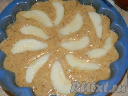 Груши помыть, нарезать на кусочки. Разложить груши на тесто, прижимать сильно не надо, главное, чтобы они были немного утоплены. Поставить пирог с миндалём и грушами в разогретую духовку на 30-40 минут при температуре 180 градусов. Готовность выпечки проверить деревянной лучиной.