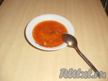 Сваренное мясо разобрать на волокна, вернуть мясо в кастрюлю, туда же отправить картошку и солянку из сковороды, посолить и варить минут 10 до готовности картошки. Все вкусный борщ готов.
