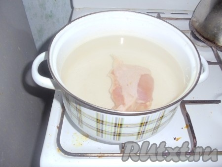 Поставить вариться окорочок.&nbsp;
