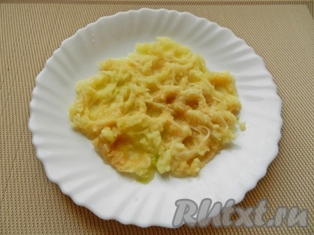 Яблоки очистить от кожуры и натереть на средней тёрке. Сбрызнуть яблоки лимонным соком, чтобы масса не потемнела.