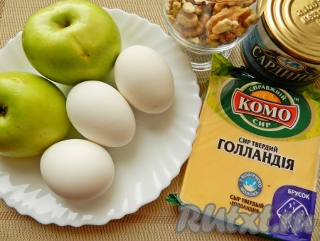 Подготовить все необходимые ингредиенты для приготовления салата с рыбными консервами и яблоком.