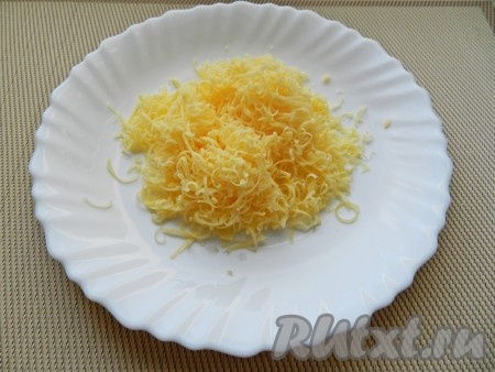 Натереть на средней тёрке сыр.