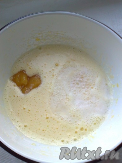 Добавить к смеси мед и гашеную соду, хорошо размешать.
