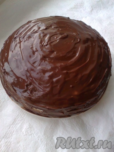 Смазать верхний корж и бока медового торта глазурью.
