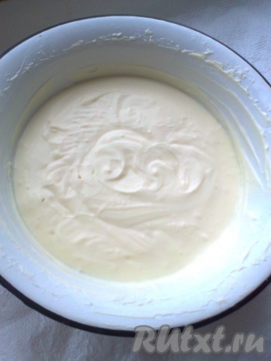 Для приготовления крема необходимо взбить подготовленную сметану и кефир с сахаром и мягким сливочным маслом с помощью миксера, пока сахар не растворится.
