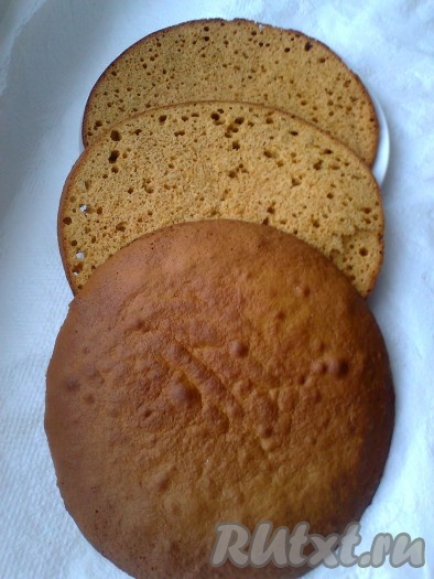 Нагреть духовку до 190 градусов. Используйте&nbsp; силиконовую форму&nbsp; или разъемную форму диаметром 22 см. Вылить тесто в подготовленную форму и выпекать 20 минут до золотистого цвета. Проверить готовность бисквита можно деревянной палочкой. Достать бисквит из формы и оставить остывать, желательно, на всю ночь. Разрезать бисквит на три коржа.
