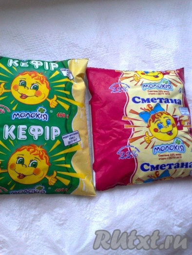 Заранее (за 1 сутки) подготовим кефир и сметану для крема (если используете сливки, подготовка не нужна). Для этого смешиваем кефир и сметану (пакеты используем для рисования айсингом)
