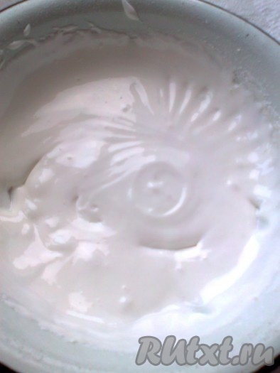 Приготовим заранее айсинг (сахарно-белковую рисовальную массу для украшения торта) и украшения из него.

Для этого белок взбить до мягкой пены, добавить просеянную сахарную пудру и недолго взбить до однородного состояния (можно растереть), в конце взбивания добавить лимонную кислоту или лимонный сок.

