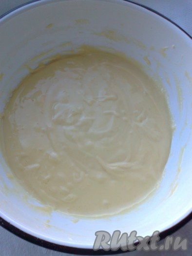 Добавить муку и аккуратно перемешать.
