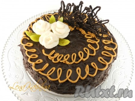 3-4 столовыми ложками крема, которые оставляли, украсить верх торта в форме зигзагов, спиралей с помощью кондитерского шприца. Необыкновенно вкусный и красивый домашний торт "Сникерс" &nbsp;с крекером и арахисом готов! Можно подавать к столу и наслаждаться!