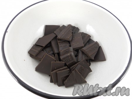 Для заливки домашнего торта "Сникерс" шоколад поломать на кусочки.
