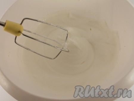 Вначале замесим тесто для бисквита, для этого прежде всего нужно отделить желтки от белков. Белки взбить миксером до устойчивых пиков, постепенно добавляя сахар.