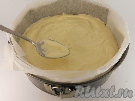 Тесто вылить в разъемную форму (я застелила предварительно форму пергаментом).