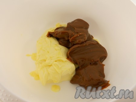 Теперь займёмся кремом, для этого прежде всего нужно арахис обжарить на сухой сковороде, помешивая, в течение нескольких минут, затем полностью остудить. Крекер поломать на мелкие кусочки. Сливочное масло комнатной температуры выложить в достаточно объёмную миску, удобную для взбивания, добавить варёную сгущёнку.