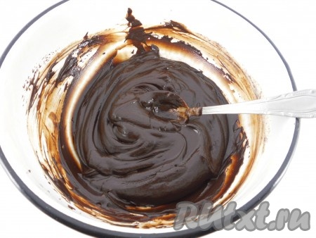 Хорошо размешать до получения однородной массы. Залить шоколадной массой весь торт.