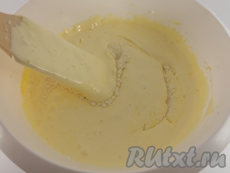 В белково-сахарную массу добавить желтки и снова взбить до однородности. Всыпать просеянную муку, разрыхлитель и аккуратно, лопаткой, снизу вверх вмешать муку в массу. Тесто для бисквита должно получится однородным, воздушным, похожим на крем.