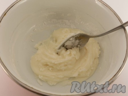 Также я украсила торт розочками из сахарной мастики. Для этого смешать белок яйца с 400-500 граммами сахарной пудры. Масса должна быть плотной, как крутое тесто. Из нее можно лепить цветы, фигурки и т.д. Дать готовым изделиям высохнуть (сохнут очень быстро).
