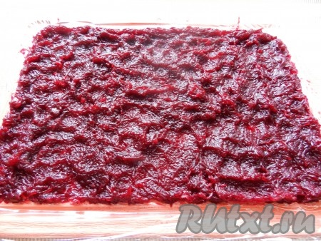 Прежде всего нужно отварить в кожуре до готовности свеклу (на варку с момента закипания воды потребуется минут 50-70). В отдельной кастрюле сварить в кожуре морковку и картошку (на отваривание картофеля после начала кипения воды потребуется минут 20-25, моркови - минут 30-35). Варёные овощи полностью остудить.&nbsp;На разделочной доске расстелить пищевую плёнку. Свеклу очистить, натереть на мелкой тёрке, отжать лишний сок и разложить на поверхности плёнки, немного посолить и поперчить. Со всех сторон должны оставаться свободные края плёнки примерно по 3 сантиметра или больше.