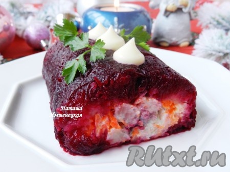 Перед подачей освободить рулет от плёнки, обрезать края с обеих сторон. Украсить верх рулета майонезом и подать к столу. Вкусный, яркий салат "Селёдка под шубой", сформированный в вид рулета, не останется незамеченным на праздничном столе!