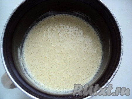 Для блинного теста яйца взбить венчиком с сахаром и солью, добавить теплое молоко, муку, хорошо перемешать. В конце добавить растительное масло и кипяток, перемешать. Оставить на 15-20 минут.
