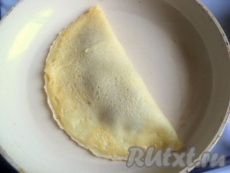 И накрыть фарш свободной стороной блина, слегка прижав лопаткой края, чтобы они склеились.