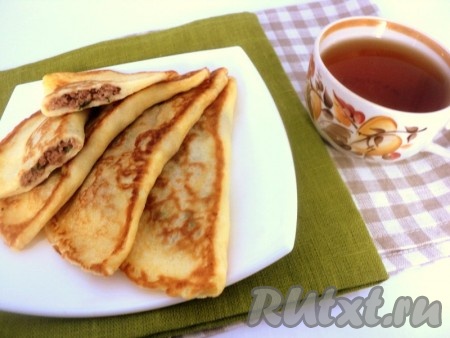 Готовые блины-чебуреки выложить на тарелку. Приятного аппетита!
