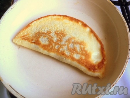 Печь блины с припеком на небольшом огне под крышкой с двух сторон до румяной корочки.
