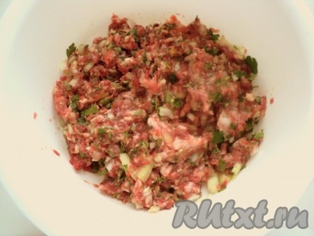 К фаршу добавить мелко порезанный лук, укроп и петрушку, посолить и поперчить по вкусу. Хорошо перемешать, добавив немного воды, чтобы фарш был сочный. В общем, как на чебуреки.

