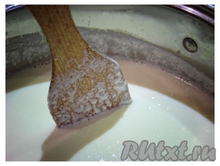 Так как температура стоит на максимальном показателе, нужно постоянно помешивать смесь, чтобы она не пригорела.
