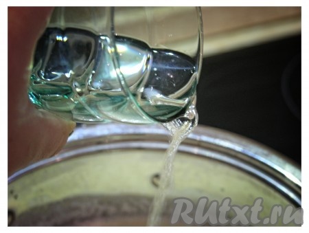 Выливаем эту воду в кастрюлю с молоком, сметаной и яйцами.
