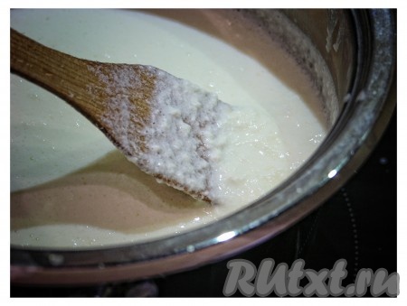 Через некоторое время молоко свернется и произойдет расщепление на сыворотку и творог.
