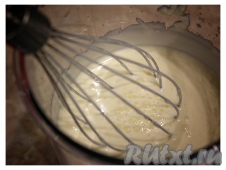До тех пор, пока масса не запенится и не станет воздушной.
