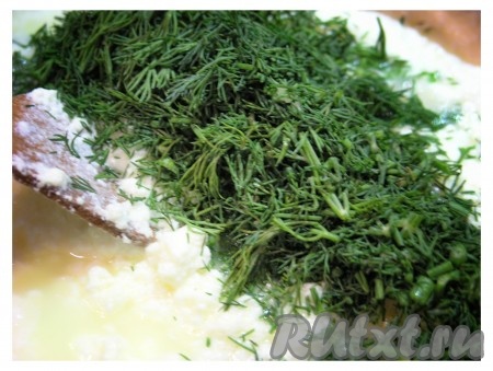 Добавляем укроп и чеснок в нашу смесь.
