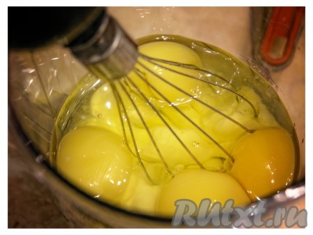 Взбиваем сметану и яйца.
